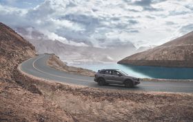 公路上的汽车与壮美风景