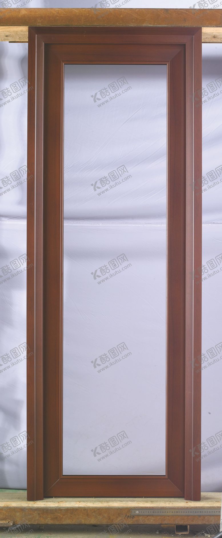 编号：94863105151956087577【酷图网】源文件下载-铝合金门拍照