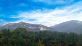 蓝天白云山区