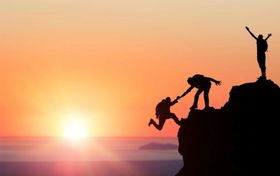 高清夕阳下的登山者