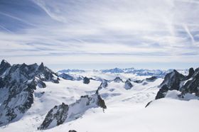 远近高低各不同的雪中山峰