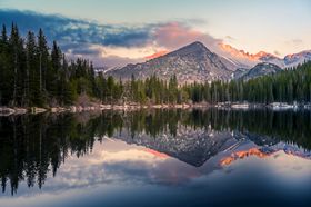 山峰湖水摄影