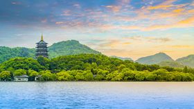 西湖美景中的古塔与山水图片