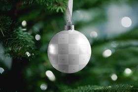 圣诞树上的银色装饰球样机