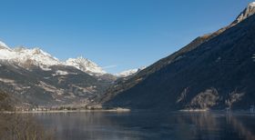 唯美自然风景雪后小山村图片