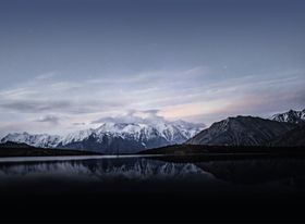 湖边雪山背景