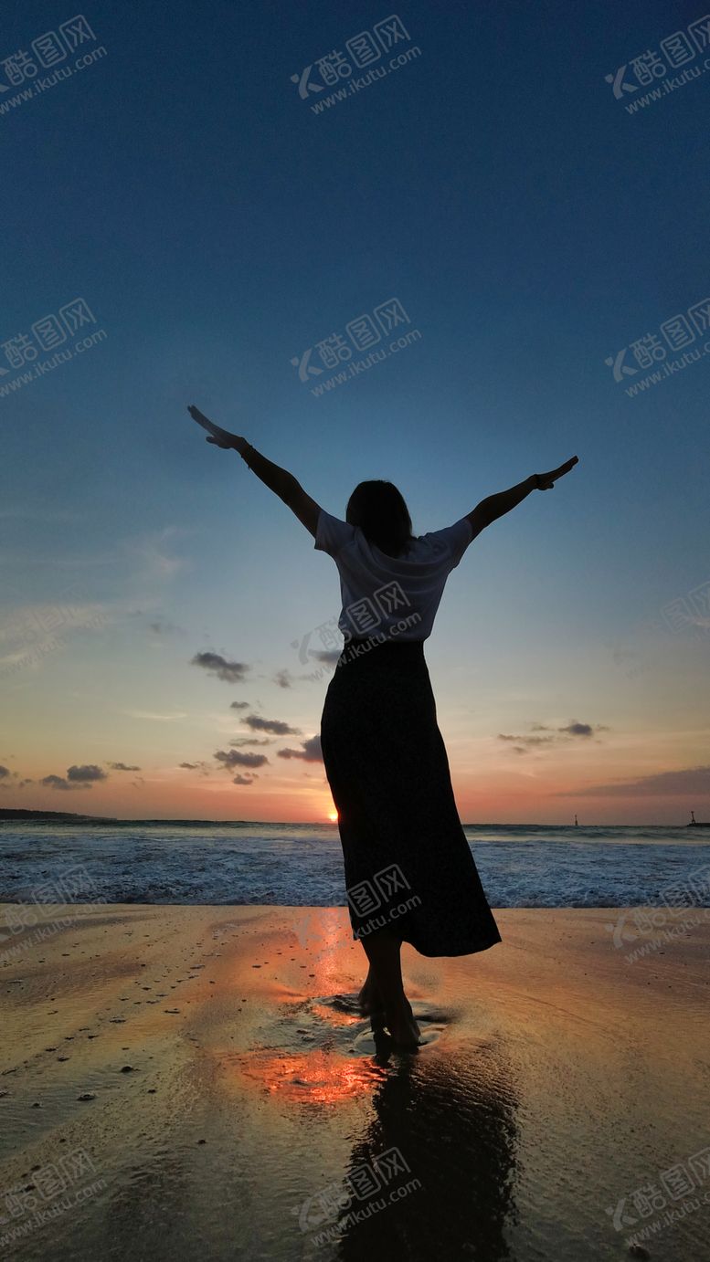 编号：70632007081636347957【酷图网】源文件下载-拥抱大海