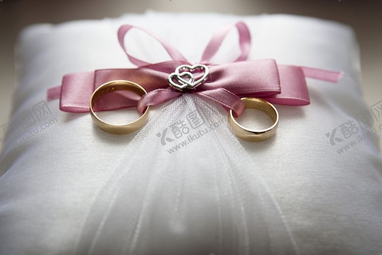 编号：47910509151912363108【酷图网】源文件下载-唯美结婚照婚纱钻戒情侣拥抱婚礼求婚