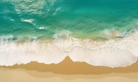 海浪轻拍沙滩的美丽瞬间