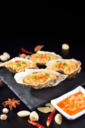 美味蒜蓉烤生蚝配蘸料