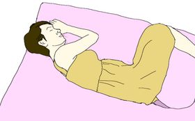 侧卧睡眠女子