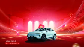 炫酷白色汽车于红色背景中