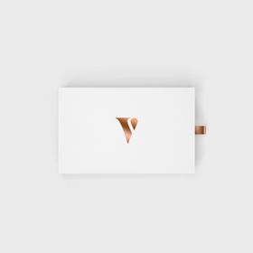 简约白色卡片上的橙色标志样机