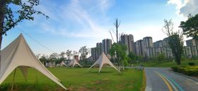 城市绿地中的休闲帐篷