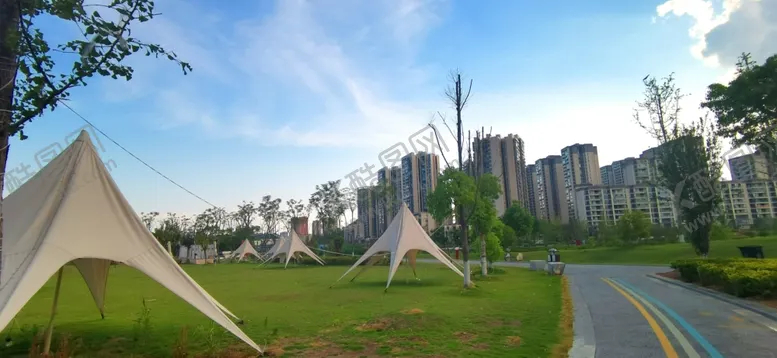 编号：37983403311536543961【酷图网】源文件下载-城市绿地中的休闲帐篷