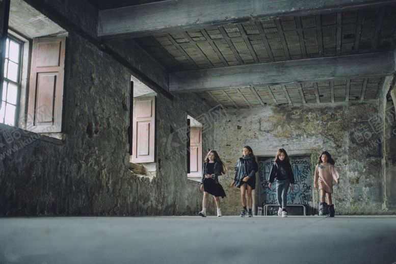 编号：57860209120826464432【酷图网】源文件下载-破旧教室里迈着时尚步伐的4个小