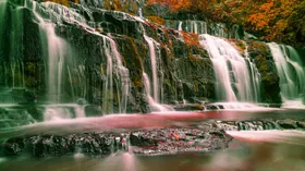 瀑布秋景小溪水帘洞石头水流山间
