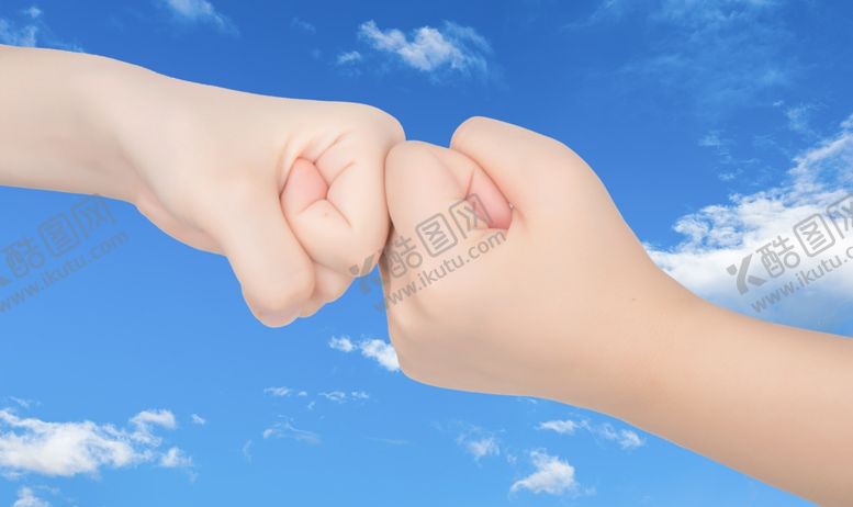 编号：28798309092335428943【酷图网】源文件下载-蓝天拳头碰撞手势