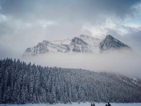 露易丝湖的雪山