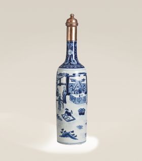 青花人物酒瓶