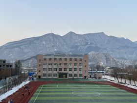 校园雪景