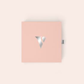 粉色背景上的金属质感字母Y