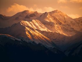 高原湖泊雪山雪峰