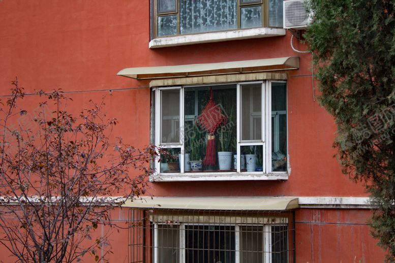 编号：66262309251352384104【酷图网】源文件下载-挂着中国结的窗户