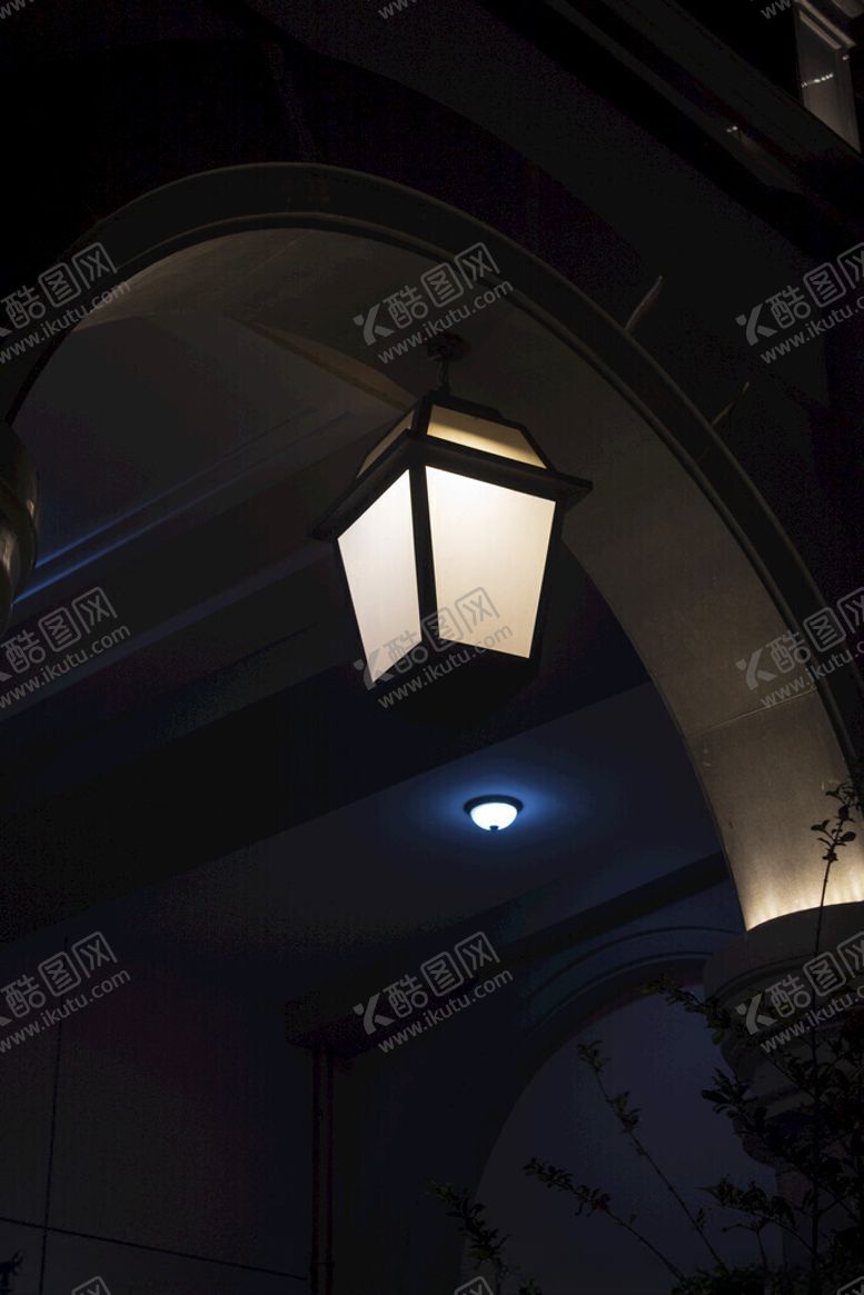 编号：37031505240323038084【酷图网】源文件下载-拱形下的温暖灯光
