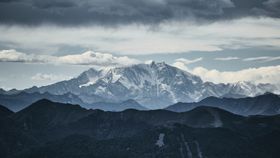 连绵的雪山