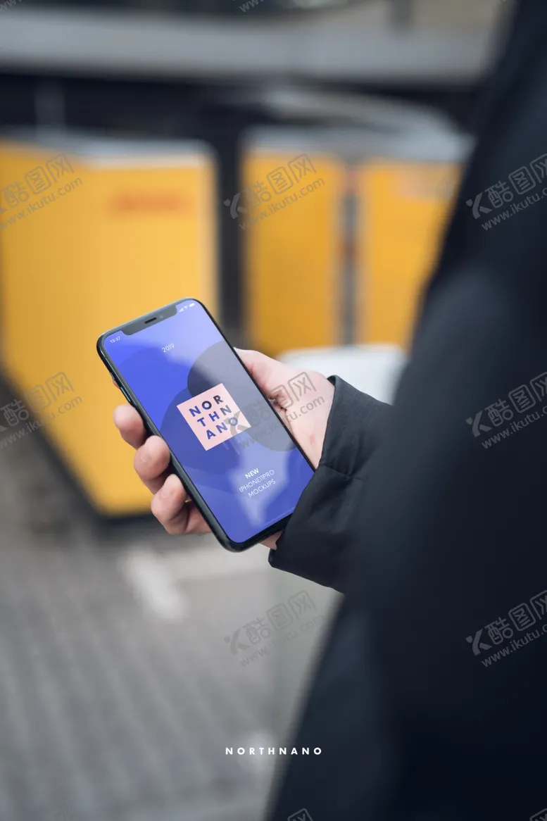 编号：74365512101336569630【酷图网】源文件下载-手持手机场景样机