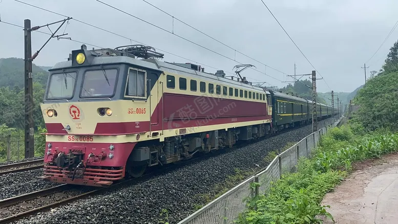 编号：74018309160710566235【酷图网】源文件下载-铁路上的火车