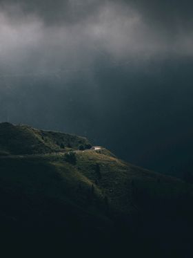 夜晚一人背景图