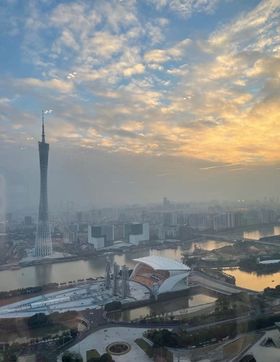 傍晚的小蛮腰风景图