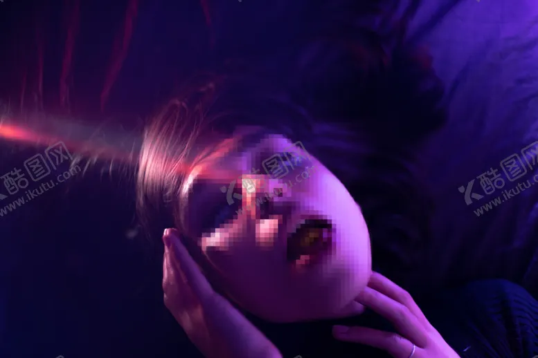 编号：54133610101325139246【酷图网】源文件下载-夜店紫色灯光兴奋女人