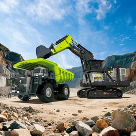 矿山作业中的挖掘机与自卸车