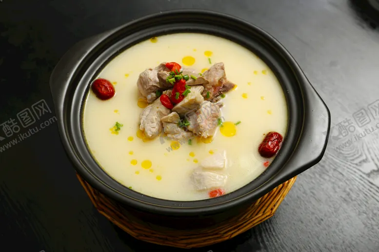 编号：36287509161810482478【酷图网】源文件下载-炭火排骨心肺汤 砂锅罐 排骨汤