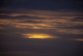 日本东京塔雨后晚霞倒影图