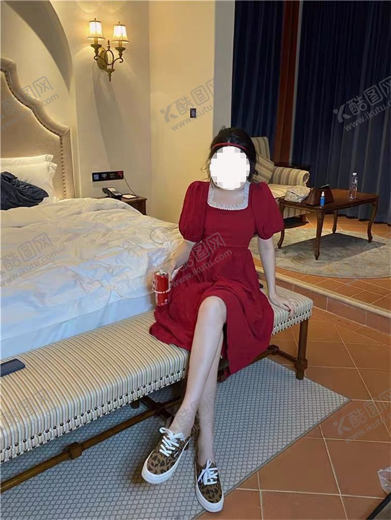 编号：46447109202250175628【酷图网】源文件下载-气质红色方领连衣裙女