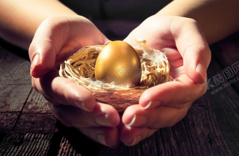 编号：35183009092258411195【酷图网】源文件下载-手捧金蛋