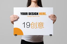 手持海报样机