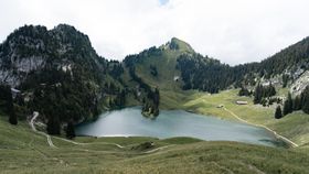 群山湖水栈桥天空风景