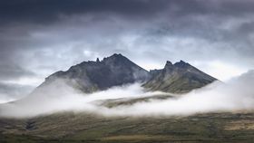 云雾缭绕的山峰