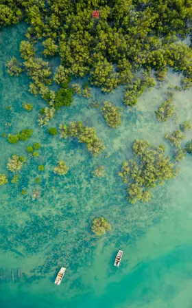 水海蓝天背景海边