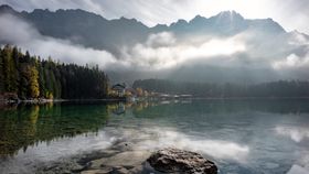 群山河水房屋建筑森林