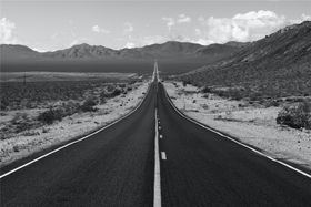 荒漠中笔直的公路