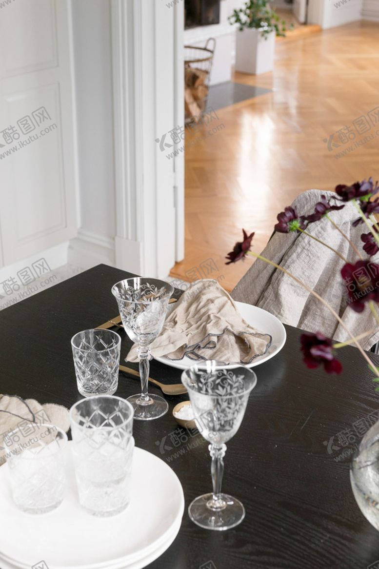 编号：64986907031426085160【酷图网】源文件下载-餐厅餐桌