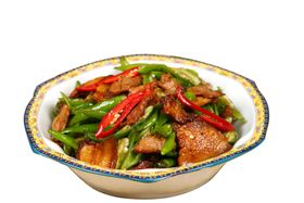 辣椒炒肉盛于精美瓷碗中png