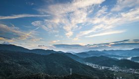 晨雾山村图片