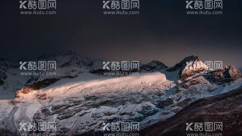 编号：95994011230648584793【酷图网】源文件下载-连绵起伏的雪山